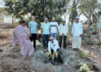 रोप लावुन केले अस्थी विसर्जन,आदर्श शिक्षकांच्या मुलांचा आदर्श उपक्रम