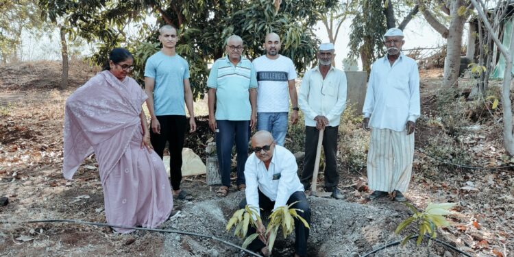 रोप लावुन केले अस्थी विसर्जन,आदर्श शिक्षकांच्या मुलांचा आदर्श उपक्रम