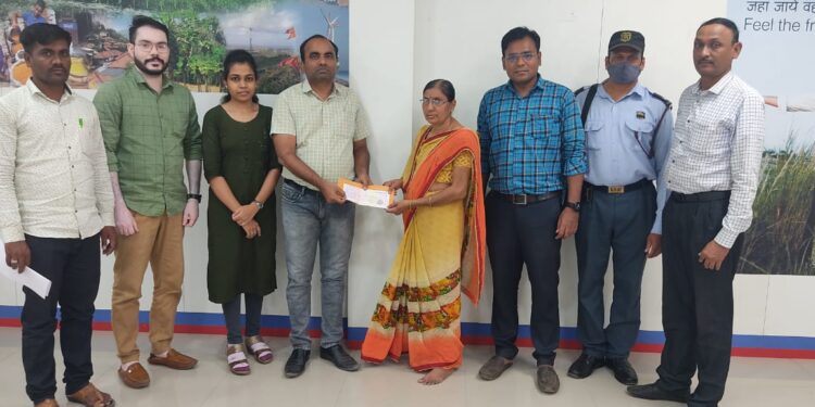 असा मिळतो लाभ: एटीएम कार्ड धारक असलेल्या दोघांचा अपघातात मृत्यू, प्रत्येकी दोन लाखाचा अपघात विमा धनादेश वारसास प्रदान