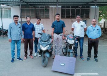 मोटार सायकलसह मोबाईल चोरी करणाऱ्या तिघांना सुरत येथे ठोकल्या बेड्या