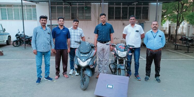 मोटार सायकलसह मोबाईल चोरी करणाऱ्या तिघांना सुरत येथे ठोकल्या बेड्या