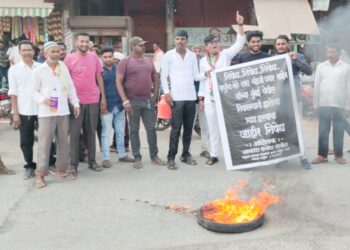 नवापूर येथे राष्ट्रवादी युवक कॉग्रेसतर्फे टायर जाळून करण्यात आला निषेध