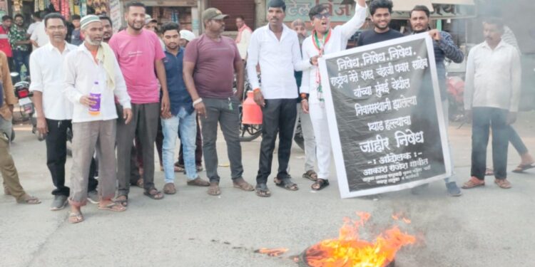 नवापूर येथे राष्ट्रवादी युवक कॉग्रेसतर्फे टायर जाळून करण्यात आला निषेध