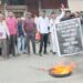 नवापूर येथे राष्ट्रवादी युवक कॉग्रेसतर्फे टायर जाळून करण्यात आला निषेध