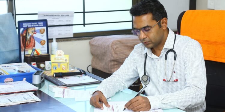 डॉ. रोशन भंडारी यांना आरोग्य भूषण पुरस्कार जाहीर, १२ एप्रिल रोजी मुंबईत आरोग्य मंत्री डॉ. राजेश टोपे यांच्या हस्ते होणार गौरव