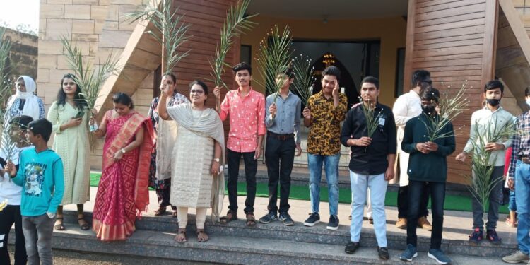 नंदुरबार येथे झावळयांचा रविवार निमित्त ख्रिस्ती बांधवांतर्फे मिरवणूक