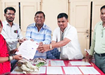 नवापूर येथे मध्यवती सहकारी बँक अंतर्गत आदिवासी विकास संस्थेच्या सभासदांना कर्ज वाटप