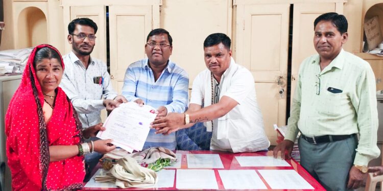 नवापूर येथे मध्यवती सहकारी बँक अंतर्गत आदिवासी विकास संस्थेच्या सभासदांना कर्ज वाटप