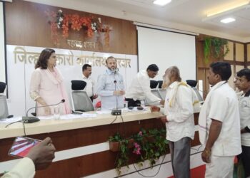 पालकमंत्री ॲड.के.सी.पाडवी यांच्या आश्वासनानंतर तिनसमाळ ग्रामस्थांचे आमरण उपोषण दहाव्या दिवशी मागे