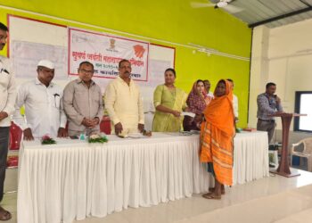 नंदूरबार येथे खा.डॉ. हीना गावीत यांच्या हस्ते राष्ट्रीय कुटुंब अर्थसहाय्य योजनेअंतर्गत 65  लाभार्थ्यांना व 26 व्यक्तींना नवीन शिधापत्रिकेचे वितरण