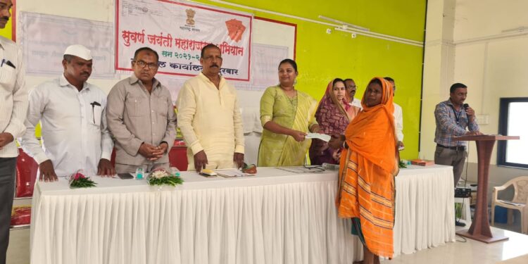 नंदूरबार येथे खा.डॉ. हीना गावीत यांच्या हस्ते राष्ट्रीय कुटुंब अर्थसहाय्य योजनेअंतर्गत 65 लाभार्थ्यांना व 26 व्यक्तींना नवीन शिधापत्रिकेचे वितरण