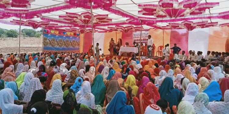 सातपुड्याच्या अतिदुर्गम भागातील आदिवासी महिलांचा आर्थिकदृष्ट्या सक्षम होण्याचा निर्धार