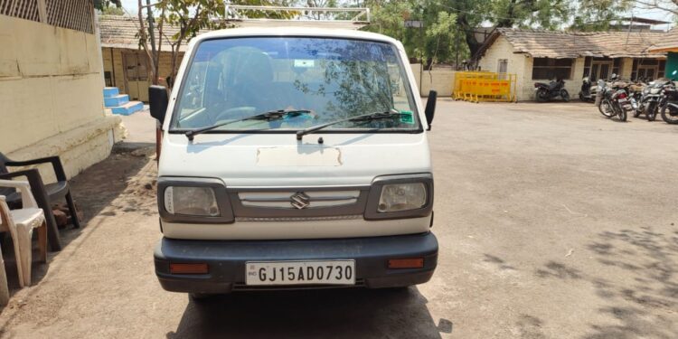 महाराष्ट्राच्या सीमेवर अवैध गुटख्यासह दोन लाख ९० हजाराचा मुद्देमाल जप्त, एकास अटक, घुटखा माफिया मात्र बिनधास्त