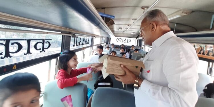 आमदार चंद्रकांत रघुवंशी यांनी विद्यार्थ्यांशी साधला संवाद; अभ्यासाच्या दिला सल्ला