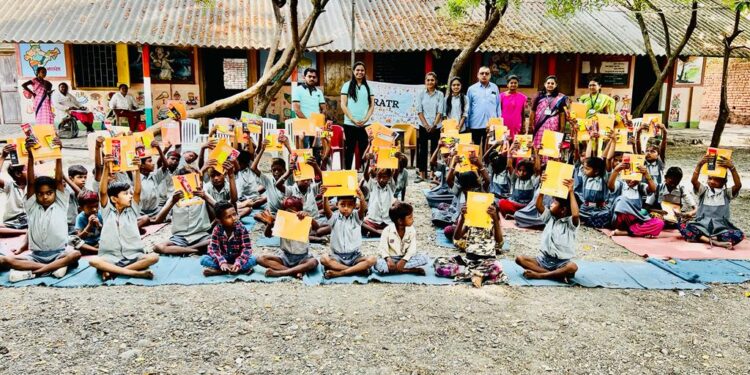 मनरद येथील जि.प.मराठी शाळेत शालेय विद्यार्थ्यांना मोफत शैक्षणिक साहित्य वाटप