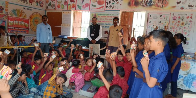 डॉ.बाबासाहेब आंबेडकर यांच्या जयंतीनिमित्त प्रहार शिक्षक संघटनेतर्फे वैजाली जि.प.शाळेत  विविध कार्यक्रम