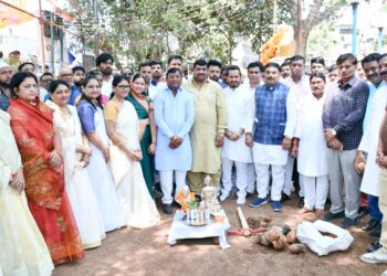 नवापूर येथे डॉ.बाबासाहेब आंबेडकर यांच्या जयंती निमित्त पुतळ्याचे सुशोभीकरणाचे भुमिपूजन