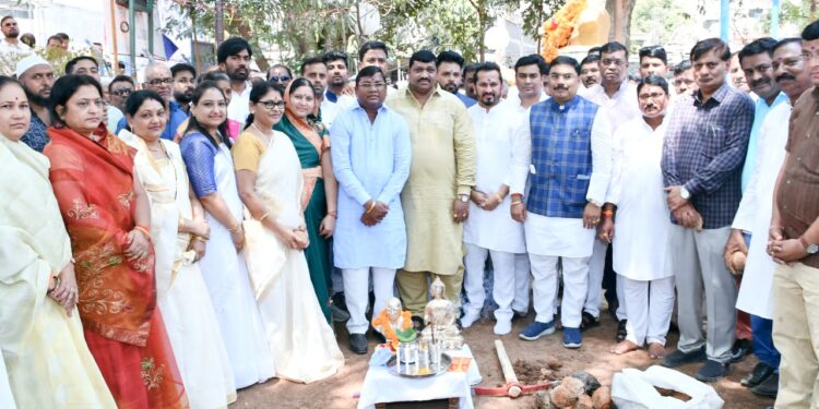 नवापूर येथे डॉ.बाबासाहेब आंबेडकर यांच्या जयंती निमित्त पुतळ्याचे सुशोभीकरणाचे भुमिपूजन