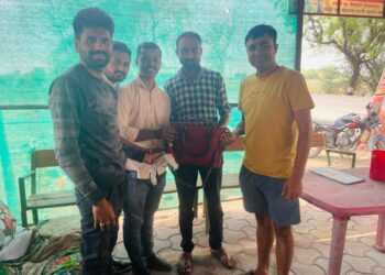 युवकांनी अशाही माणुसकीचे दिले दर्शन, तिन लाख रुपये किंमतीचे सोने केले परत