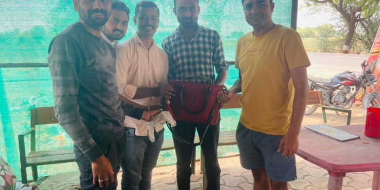 युवकांनी अशाही माणुसकीचे दिले दर्शन, तिन लाख रुपये किंमतीचे सोने केले परत