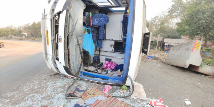 नवापूर येथे ट्रॅव्हल्स पटली झाल्याने अपघात, 22 प्रवाशी किरकोळ जखमी