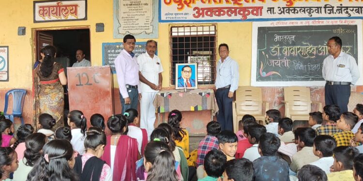 अक्कलकुवा येथे न्यू इंग्लिश स्कुल व ज्युनियर कॉलेज येथे डॉ. बाबासाहेब आंबेडकर जयंती साजरी