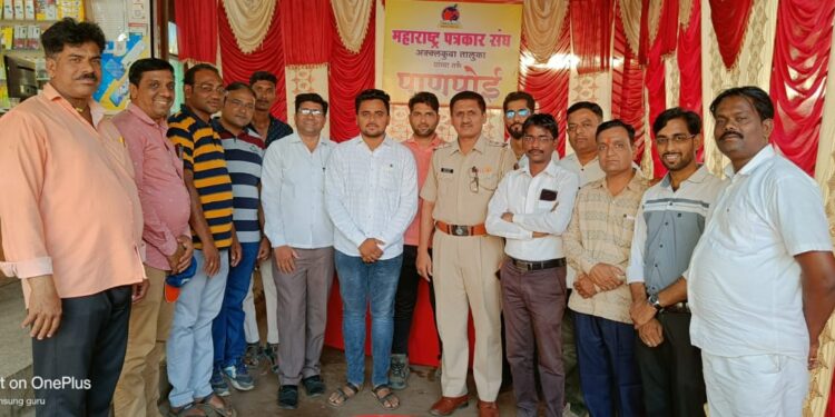 खापर येथे महाराष्ट्र पत्रकार संघाच्या वतीने लावण्यात आली पाणपोई, पोलीस निरीक्षक इसामोद्दीन पठाण यांच्या हस्ते उदघाटन