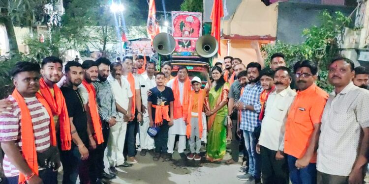 नवापूर येथे सप्तशृंगी गडावर जाणार्‍या भाविकांचा सत्कार