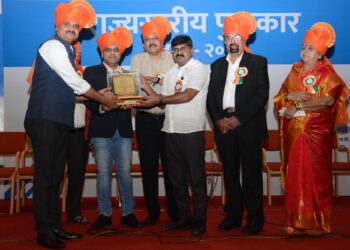 डॉ. रणजित पावरा यांना राज्यस्तरिय “आरोग्य भुषण” पुरस्कार प्रदान.