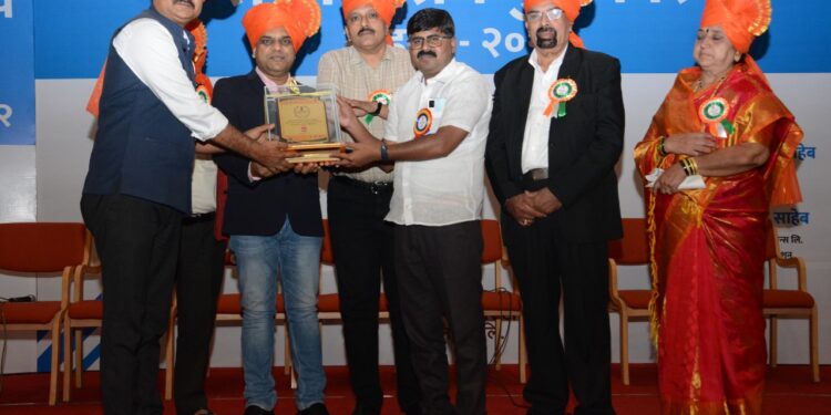 डॉ. रणजित पावरा यांना राज्यस्तरिय “आरोग्य भुषण” पुरस्कार प्रदान.