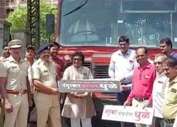 प्रवासी संघटनेकडून नंदुरबार आगारात दीडशे एसटी बस फलक भेट