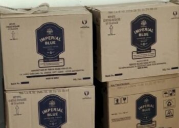 गुजरात राज्यात अवैधपणे जाणारा विदेशी दारूसाठ्यासह दिड लाखाचा मुद्देमाल जप्त