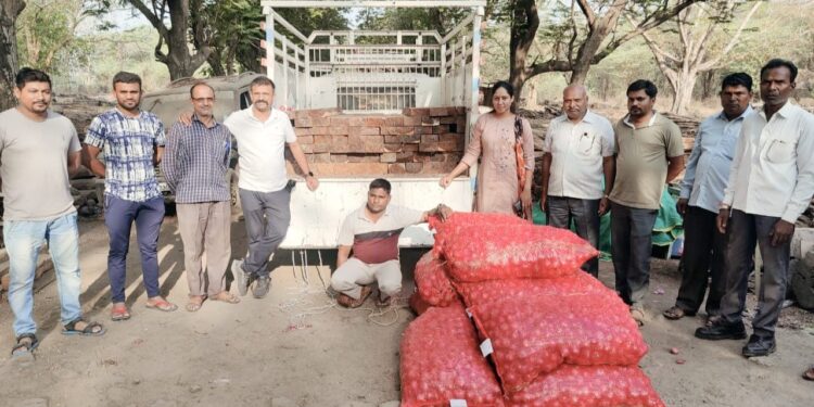 पुष्पा सारखी तस्करी करीत गोणीखाली लपवून करीत होता सागवानी लाकडाची तस्करी,सात लाखाच्या मुद्देमालासह एकाला अटक