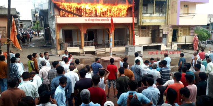 प्रकाशा येथील दोनशे वर्षे पुरातन कै.सद्गुरु तोतराम महाराज मंदिरास लागली आग, 2 तासानंतर आग आटोक्यात