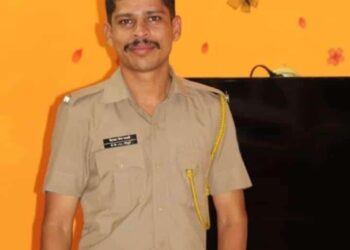 ॲपेरिक्षाची मोटारसायकलला जोरात धडक, पोलिस कर्मचाऱ्याचा मृत्यू ,पत्नी व मुलगा जखमी