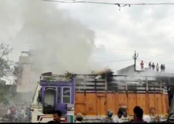 नंदूरबार शहरात विद्युत वाहिन्यांचा स्पर्श झाल्याने चारा घेऊन जाणाऱ्या ट्रकला लागली आग
