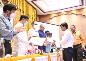 मुख्यमंत्री उद्धव ठाकरे यांच्या हस्ते तहसिलदार गिरीश वखारे, तहसिलदार मंदार कुळकर्णी यांनी स्विकारला पुरस्कार