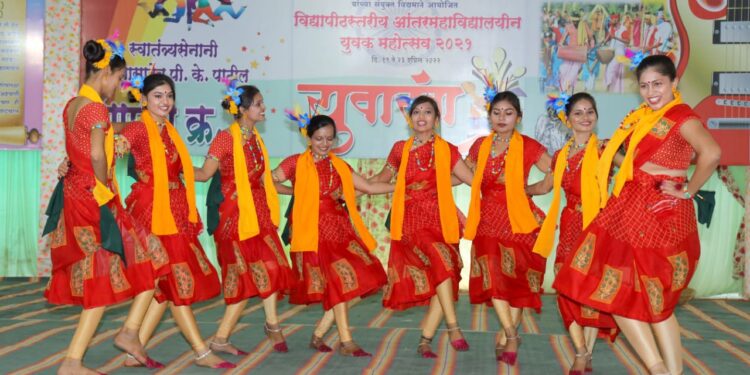 युवारंगात समुह लोकनृत्याने धूम वेधले रसिकांचे लक्ष