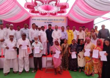 संजय गांधी निराधार योजनेंतर्गत लाभार्थ्यांना लाभ मंजूरी प्रमाणपत्राचे वाटप