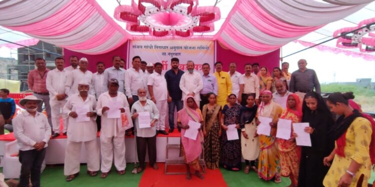 संजय गांधी निराधार योजनेंतर्गत लाभार्थ्यांना लाभ मंजूरी प्रमाणपत्राचे वाटप