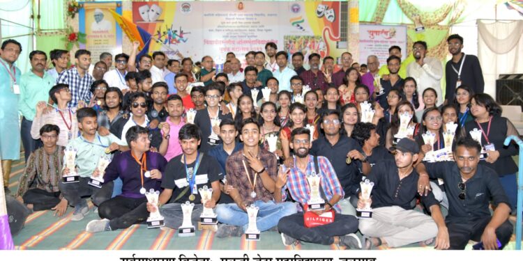 युवक महोत्सवात जळगावच्या मुळजी जेठा महाविद्यालयाने सर्वसाधारण विजेतेपद  तर कला विज्ञान व वाणिज्य  महाविद्यालय चोपडाचा संघ ठरला उपविजेता