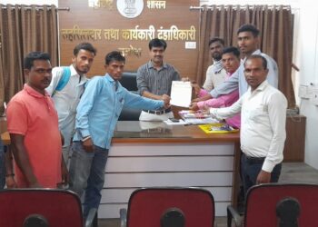 बँक ऑफ बडोदाचे मॅनेजरवर कारवाई करा, एकलव्य आदिवासी युवा संघटनेची मागणी