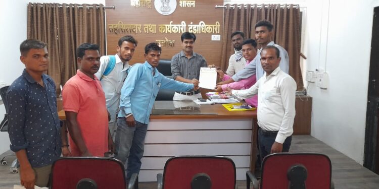 बँक ऑफ बडोदाचे मॅनेजरवर कारवाई करा, एकलव्य आदिवासी युवा संघटनेची मागणी