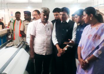 नवापूर येथे एमआयडीसीसह विविध प्रकल्पांची डॉ.मनसुखभाई मांडवीया यांनी केली. पाहणी