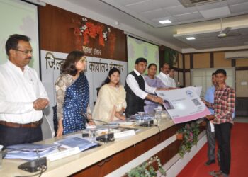 राष्ट्रभक्तीची भावना ठेवत एकोपातून जिल्ह्याचा विकास साधू या :  ना.डॉ.मनसुख मांडविया