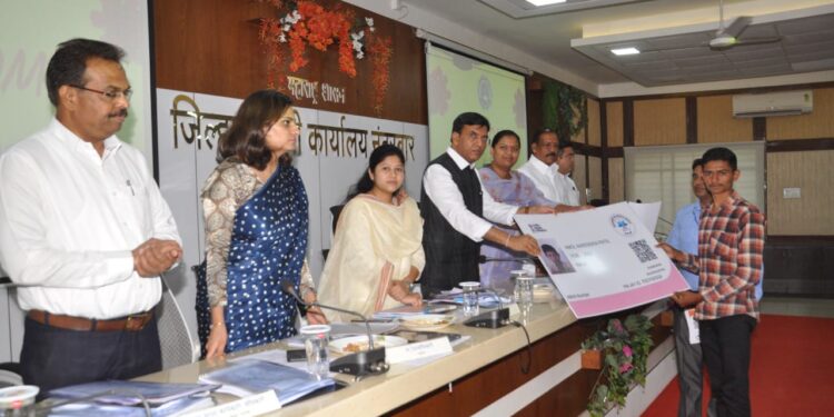 राष्ट्रभक्तीची भावना ठेवत एकोपातून जिल्ह्याचा विकास साधू या :  ना.डॉ.मनसुख मांडविया