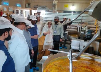 सेन्ट्रल किचन योजना देशात राबविणार : केंद्रीय आरोग्य मंत्री डॉ. मनसुख मांडवीया, विद्यार्थींनींनी दिले मंत्र्यांना योद्धाचे चित्र भेट