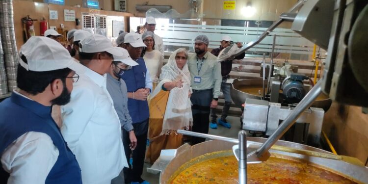 सेन्ट्रल किचन योजना देशात राबविणार : केंद्रीय आरोग्य मंत्री डॉ. मनसुख मांडवीया, विद्यार्थींनींनी दिले मंत्र्यांना योद्धाचे चित्र भेट