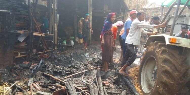 डोकारे गावातील एका घरात आग लागल्याने घर जळून खाक