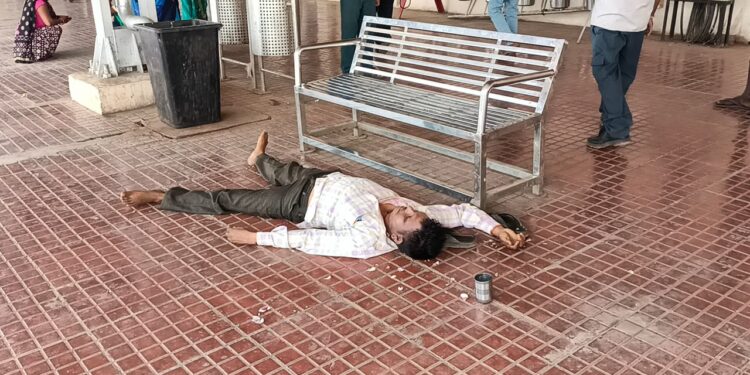 खांडबारा येथील रेल्वे स्थानकावर एका युवकाचा मृत्यू